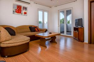 - un salon avec un canapé et une table basse dans l'établissement Apartments Juro, à Rogoznica