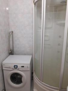a small bathroom with a toilet and a shower at Комфортная квартира для гостей города in Qyzylorda