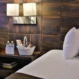 梅迪辛哈特梅迪辛哈特贝蒙特旅馆套房酒店的一间酒店房间，里面有一张床和一个食物篮。 更多58张照片