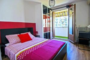 - une chambre avec un lit rose et un oreiller rouge dans l'établissement Climatisé Gare StCHARLES 4 chambres Grand Balcon / experience-immo, à Marseille