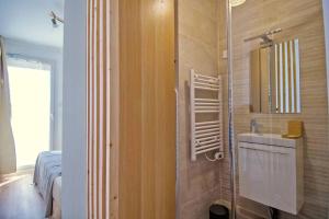 Vonios kambarys apgyvendinimo įstaigoje Climatisé Gare StCHARLES 4 chambres Grand Balcon / experience-immo