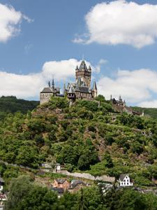 ein Schloss auf einem Hügel mit Häusern in der Unterkunft Landgasthaus Kaster in Valwig