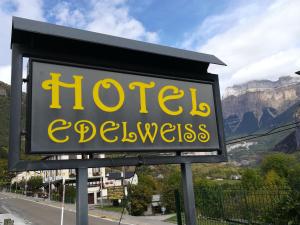 een bord voor een hotel excellence bord bij Edelweiss Hotel in Torla