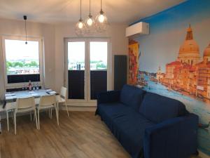 sala de estar con sofá azul y mesa en Klimatyzowany Apartament Wenecja z garażem podziemnym, en Kielce