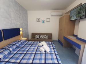 a room with a bed with two towels on it at Astra in Agerola