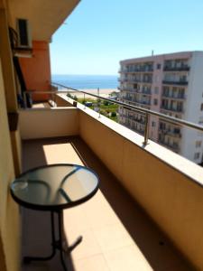 d'un balcon avec une table et une vue sur l'océan. dans l'établissement Monaco Summerland Apartments, à Mamaia