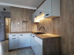 Kuchyňa alebo kuchynka v ubytovaní Apartamenty Majówka