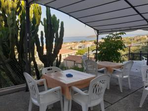 a table and chairs with a view of the ocean at Olimpo in Diamante