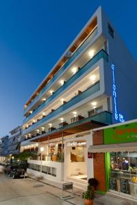 un edificio con una tienda delante de él en Atlantis Boutique City Hotel, en Rodas