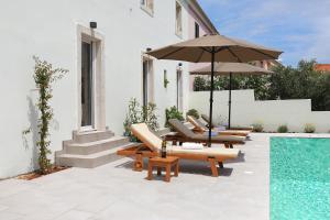 Gallery image of Villa Mira with a heated pool and a sea view in Božava