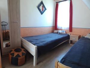 Arany apartman Zsóry tesisinde bir odada yatak veya yataklar