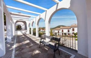 una panchina su un balcone con un arco di Casa Pepa ad Algar