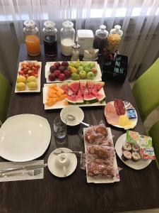 uma mesa com muitos tipos diferentes de alimentos sobre ele em 4Room Hotel em Yerevan