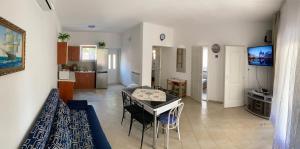 cocina y sala de estar con mesa y sillas en Luxury apartman en Balatonkenese