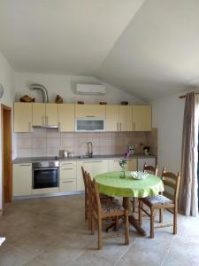 Kuchyňa alebo kuchynka v ubytovaní Apartman A&M