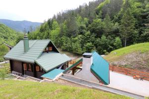 - une vue sur une maison dotée d'un toboggan dans l'établissement Chalet Ograjčica, à Kuželj