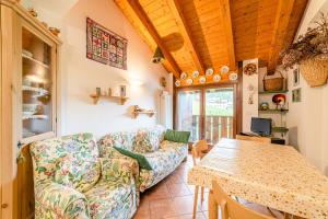 a living room with a couch and a table at Dolomites Dream Arabba in Masarei