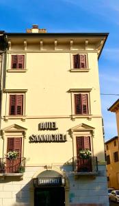ein großes weißes Gebäude mit einem Schild drauf in der Unterkunft Hotel Sanmicheli in Verona