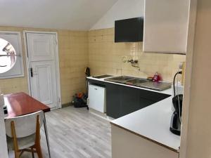 a kitchen with a sink and a counter top at Appartement simple sur Argenteuil, proche Paris in Argenteuil