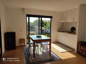 cocina con mesa y sillas en una habitación en Cork House, en Vila Praia de Âncora