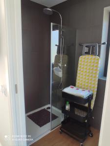 ヴィーラ・プライア・デ・アンコラにあるCork Houseのバスルーム(シャワー、黄色い椅子付)