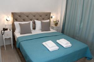 Postel nebo postele na pokoji v ubytování Theano Luxury Suites Nikiti