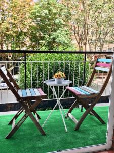 a patio with two chairs and a table on a balcony at Apartamento estilo Vintage muy céntrico y parking gratis in Logroño