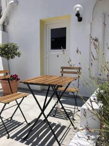 einen Picknicktisch und zwei Stühle auf einer Terrasse in der Unterkunft Katsikantaris Homes in Paphos City