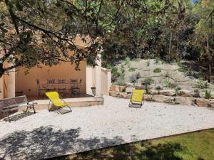 Maison de vacances avec piscine privative, Oustau des Oliviers vue dominante Colorado provençal外面的花园