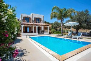 eine Villa mit einem Pool und einem Haus in der Unterkunft Villa AmberBlue Kalathos in Kalathos