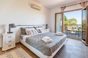 Posteľ alebo postele v izbe v ubytovaní Villa AmberBlue Kalathos