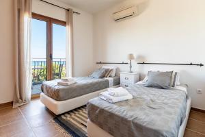 Posteľ alebo postele v izbe v ubytovaní Villa AmberBlue Kalathos