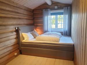 Säng eller sängar i ett rum på Koselig familiehytte sentralt på Skeikampen til leie