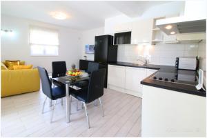 Kuchyň nebo kuchyňský kout v ubytování Apartments Nika