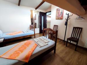 Habitación con 2 camas y 2 sillas. en G&L APARTMENTS, en Tiflis