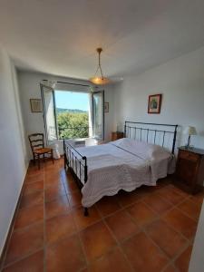 吕斯特勒Maison de vacances avec piscine privative, Oustau des Oliviers vue dominante Colorado provençal的一间带床和大窗户的卧室 更多37张照片