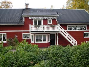 un edificio rojo con un balcón blanco en Wilderness Lodge, en Kloten