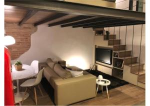 貝加莫的住宿－Casa Loro，客厅配有沙发和桌子