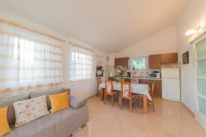 Kuchyň nebo kuchyňský kout v ubytování Apartmani Lenka