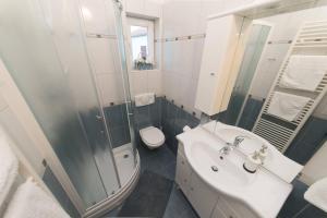 Koupelna v ubytování Apartmani Lenka