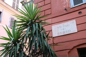 un cartello sul lato di un edificio con una pianta di Cedro Home a Roma