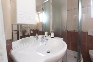 Koupelna v ubytování Apartmani Lenka + 36 fotografií