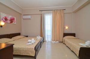 A bed or beds in a room at Akrothalassia