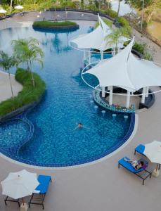 uma vista superior de uma piscina num resort em Rua Rasada Hotel - The Ideal Venue for Meetings & Events em Trang