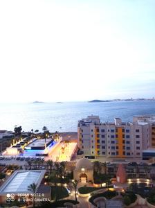 una vista aérea de un complejo y del océano en Precioso ático con solárium y vistas fantásticas, en Playa Honda