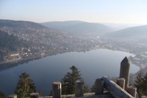 Blick auf einen See von der Spitze eines Berges in der Unterkunft au bord du lac in Gérardmer