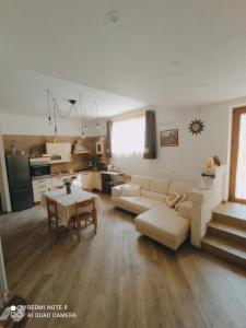 ein Wohnzimmer mit einem Sofa und einem Tisch in der Unterkunft La ramasola & il datterino in Pezze di Greco