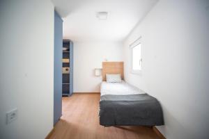 1 dormitorio con 1 cama en la esquina de una habitación en Mobilehome Szántód, en Szántód