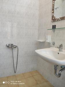 Koupelna v ubytování Hotel Trifylia