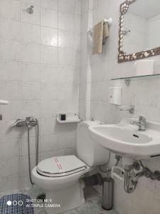 Koupelna v ubytování Hotel Trifylia
